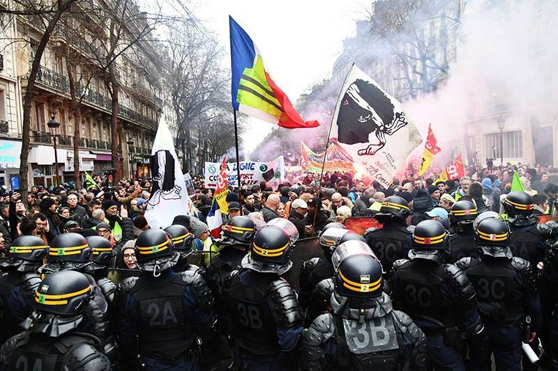 Во Франции с новой силой возобновились "пенсионные" протесты