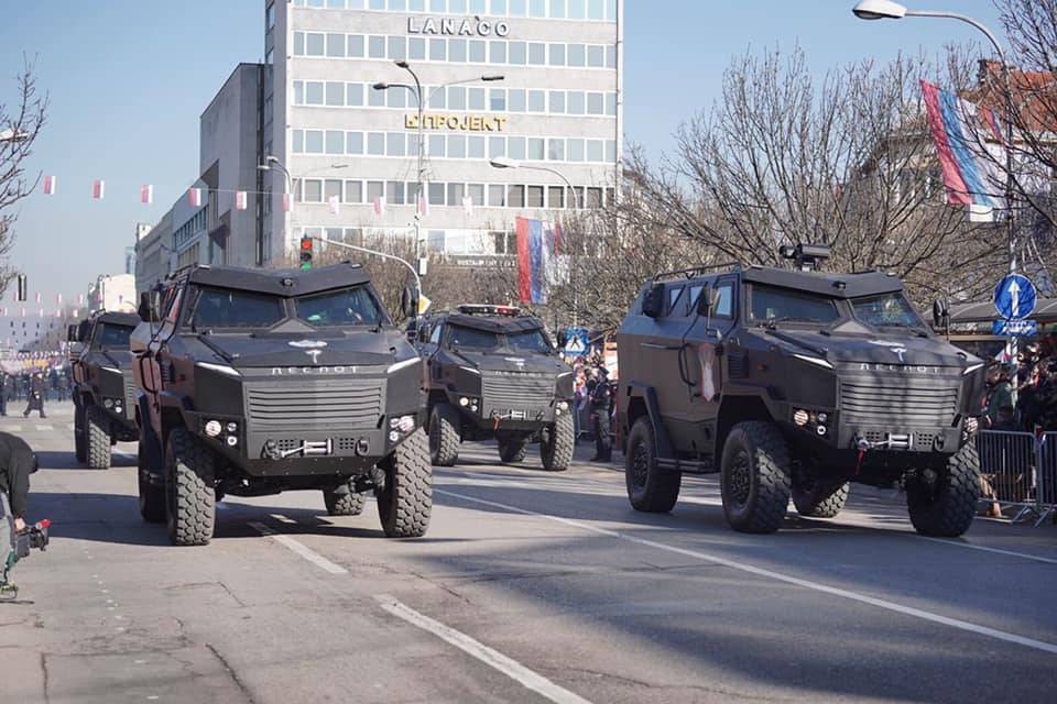 Республика Сербская провела парад с бронетехникой, несмотря на боснийские запреты