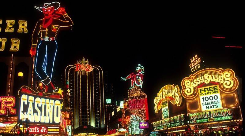 50-летний владелец бара сказал, что закрывает заведение, чтобы танцевать на пилоне в Лас-Вегасе