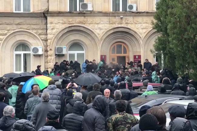 «Людей убивают в центре города»: экс-представитель главы Абхазии рассказал о протестах