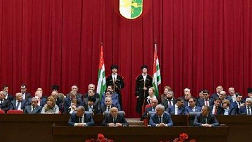 Парламент Абхазии принял обращение к президенту с призывом о его отставке