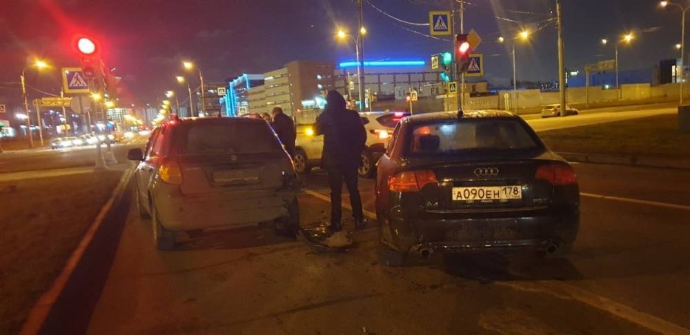 Пьяный водитель на перекрестке в улицы Оптиков устроил двойное ДТП