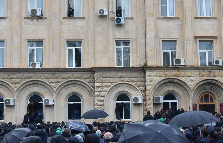 Абхазский парламент проголосовал за отставку президента