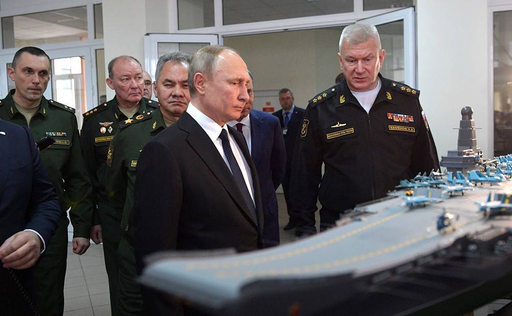 Путин осмотрел выставку современных вооружений в Севастополе