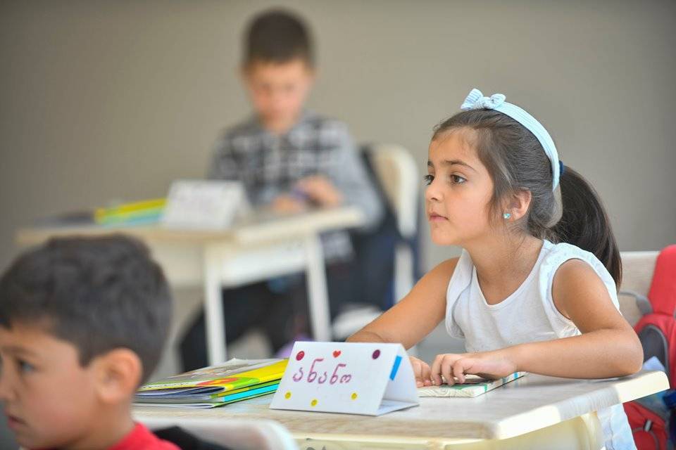 С 1 октября в Грузии часть школьников перевели на очное обучение