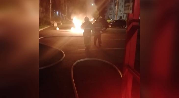Пламя огня посреди улицы: ночью в Ярославле полыхал автомобиль