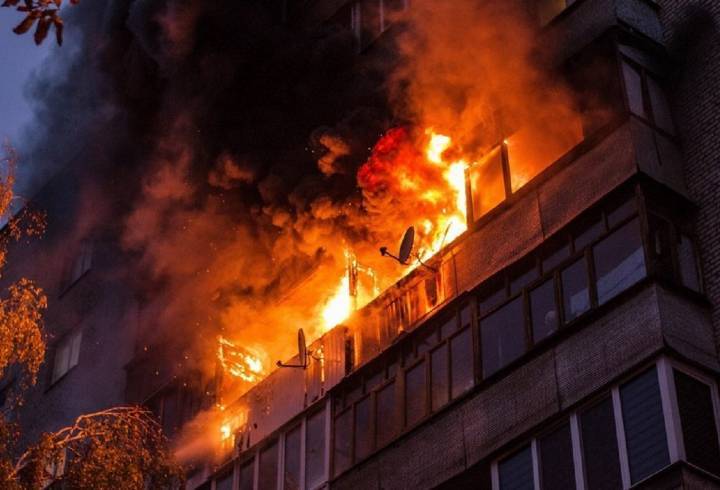 Из крупного пожара в Ленобласти спасли 25 человек