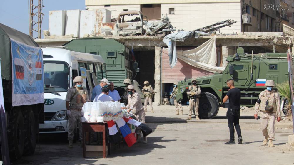 Российские военные доставили продуктовую помощь жителям сирийской Думы