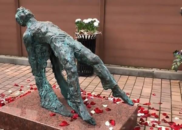 Опрокинутый Есенин: открытие памятника к 125-летию поэта вызвало скандал
