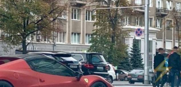 "Это Кернеса новая инвалидная коляска": в центре Харькова заметили авто за семь миллионов, фото