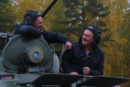 Ветераны-мотострелки в канун Дня Сухопутных войск прокатились на современных БТР-82А и провели учебный бой под Екатеринбургом