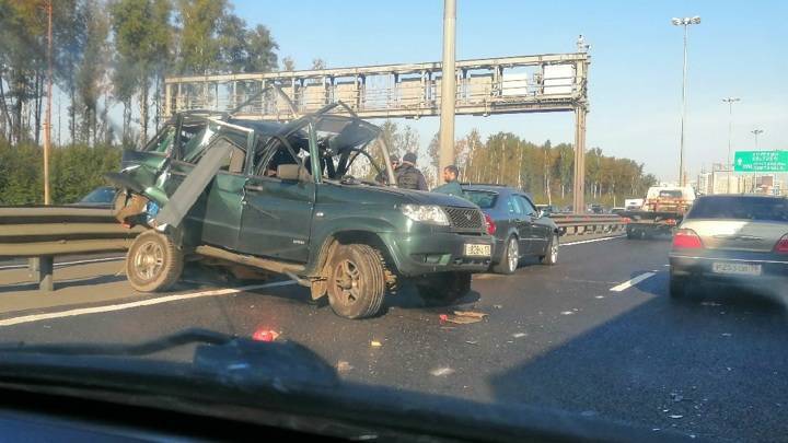 Водитель спасся из-под колес врезавшегося в его УАЗ фуры