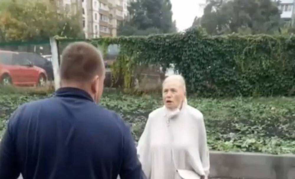Киевский маршрутчик нагло вышвырнул пенсионерку из салона, видео: "Я не повезу"