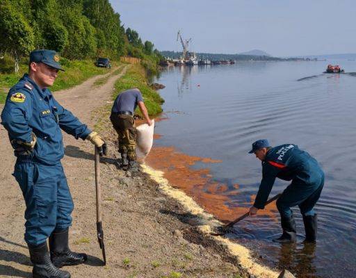 В Красноярском крае в реку Ангару попало 0,5 тонны нефтепродуктов