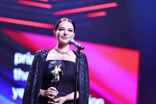 В сети обсуждают наряды актрис на закрытии 42-го Московского международного кинофестиваля