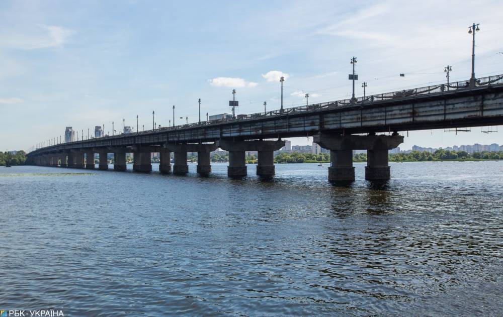 В Киеве завтра ограничат движение на съезде с моста Патона