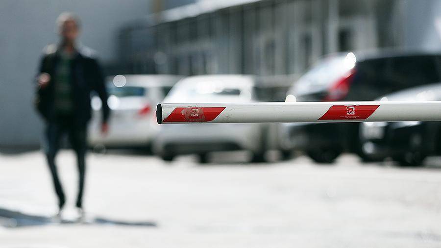 Водителя избили за парковку у шлагбаума в Москве