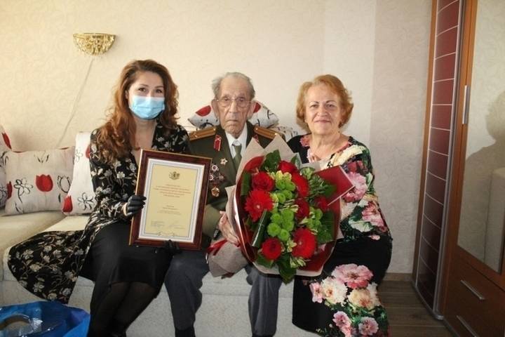 Рокотянская поздравила ветерана со 100-летием