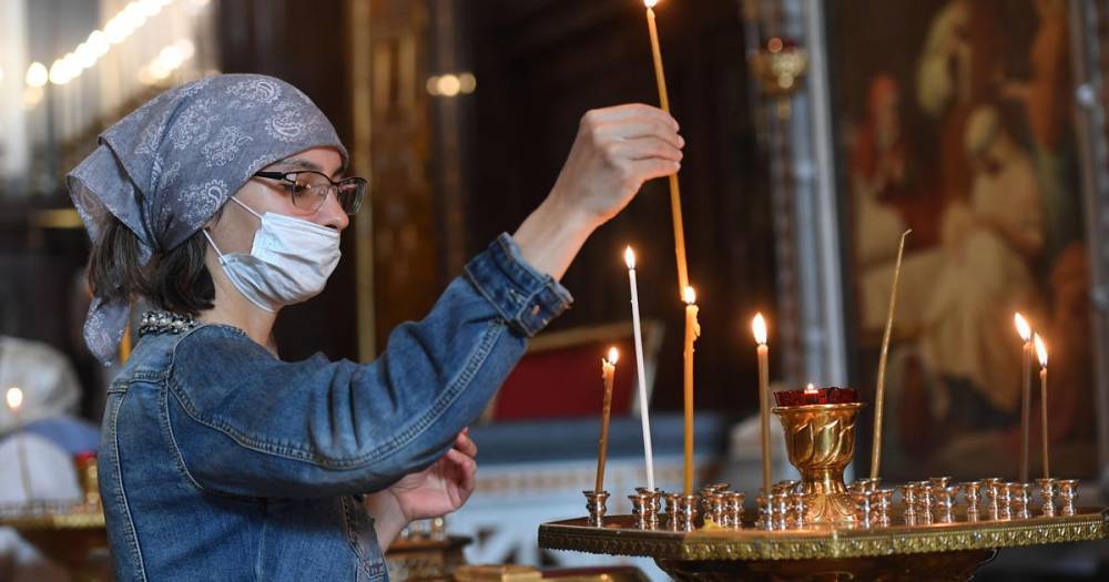 Православных призвали носить маски, а священников – следить за этим