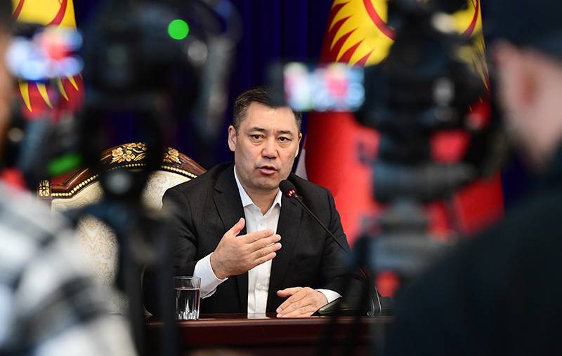 Новый премьер Киргизии пообещал скорую отставку президента Жээнбекова