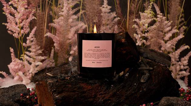 Пряности, запах горящего камина, древесина: 5 арома-свечей для уютной осени и зимы