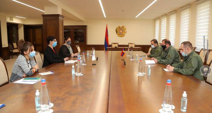 Глава МО Армении и представитель МККК обсудили вопросы гуманитарного перемирия в Карабахе