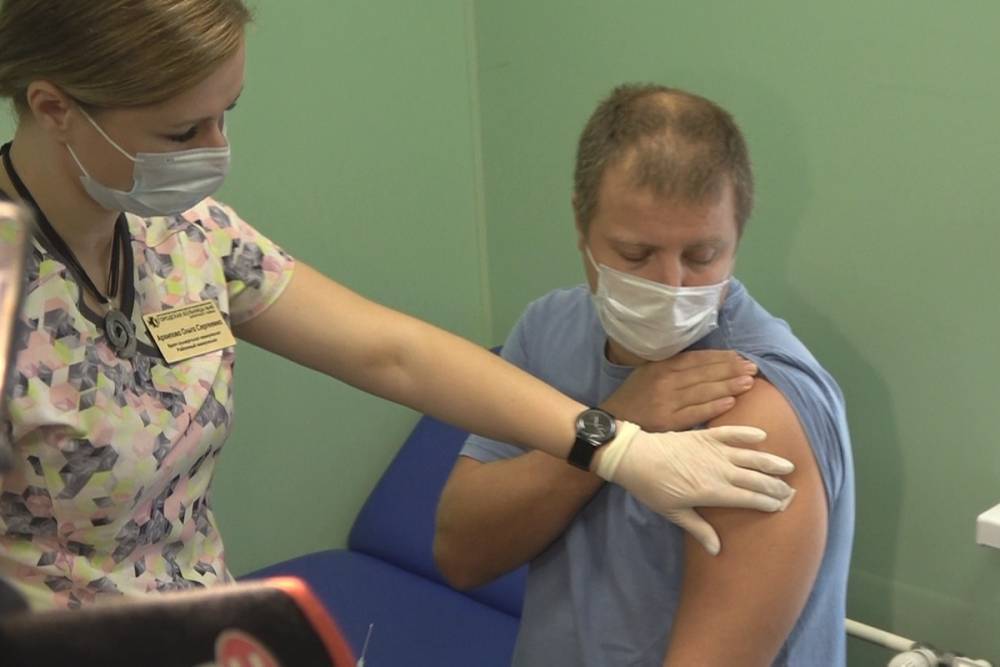 Стало известно, кто получит вакцину от коронавируса в Петербурге после медиков
