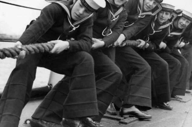Почему моряки долгое время носили брюки клеш, а сегодня они не актуальны