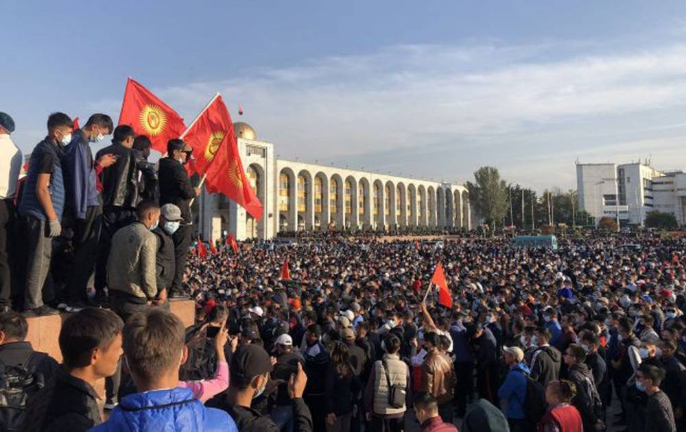 Генпрокуратура Киргизии призвала покинувших тюрьмы политиков вернуться обратно