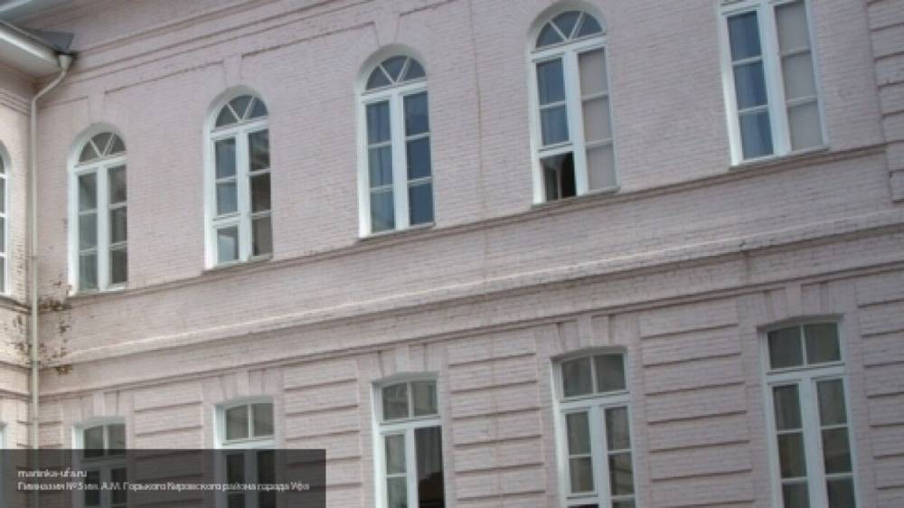 Учащиеся призвали не винить учителя в падении юноши из окна в Петербурге