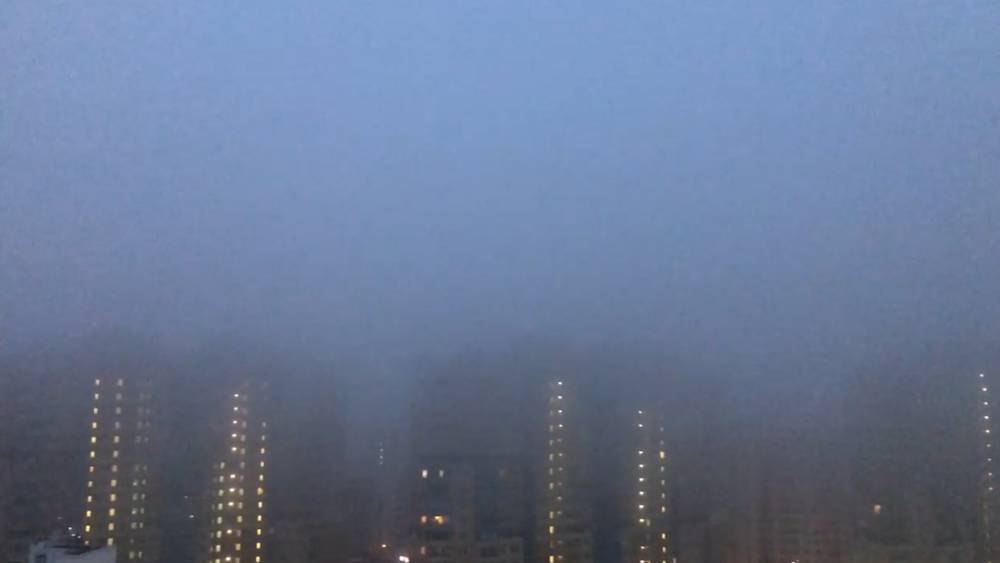 Густой туман окутал улицы Петербурга.