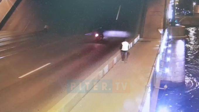 В Петербурге погиб мотоциклист, пытавшийся перепрыгнуть разведенный мост