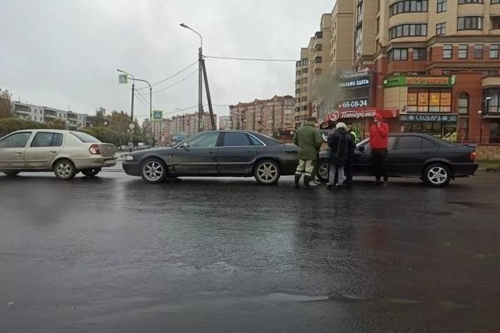 Тройное ДТП произошло на перекрёстке Рижского и Юбилейной в Пскове