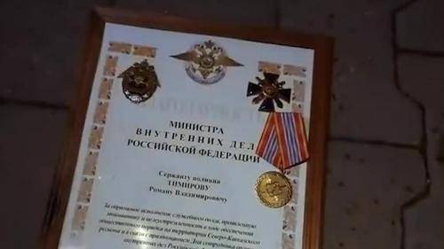 «ОМОН перешёл грань», бывший полицейский выбросил свои награды на площади в Хабаровске в знак солидарности с протестующими