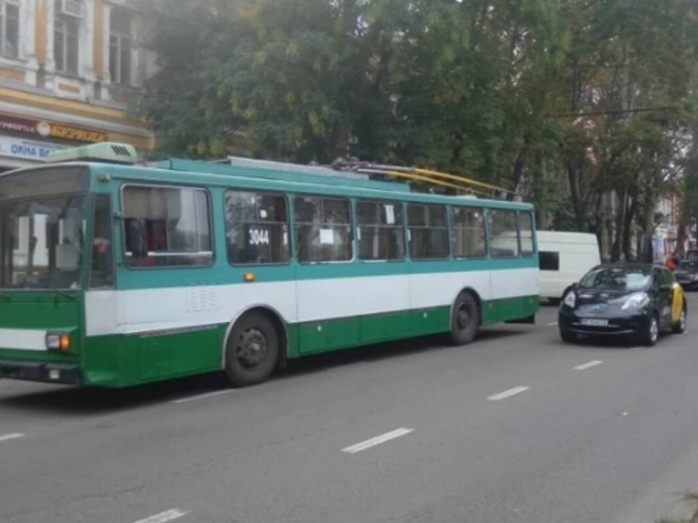В центре Николаева не поделили дорогу троллейбус и Ford