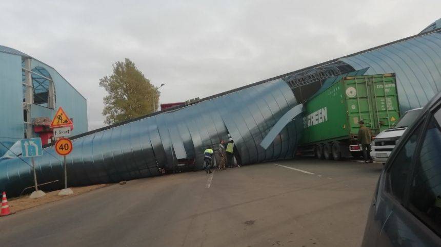 Момент обрушения пешеходного моста под Петербургом попал на видео