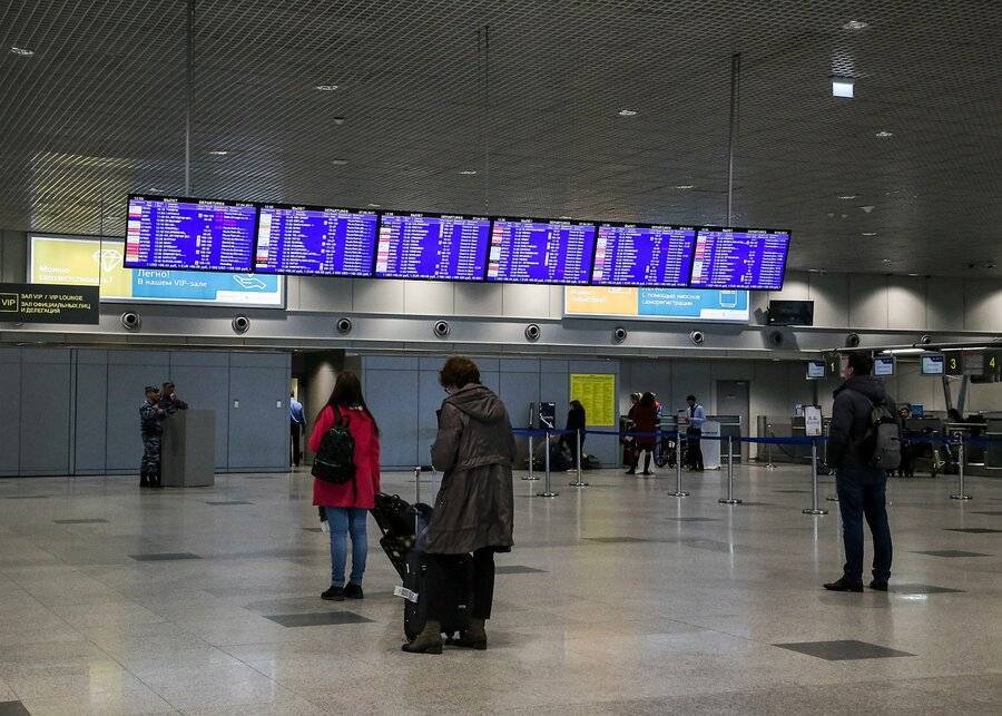 Почти 20 рейсов задержали и отменили в аэропортах столицы