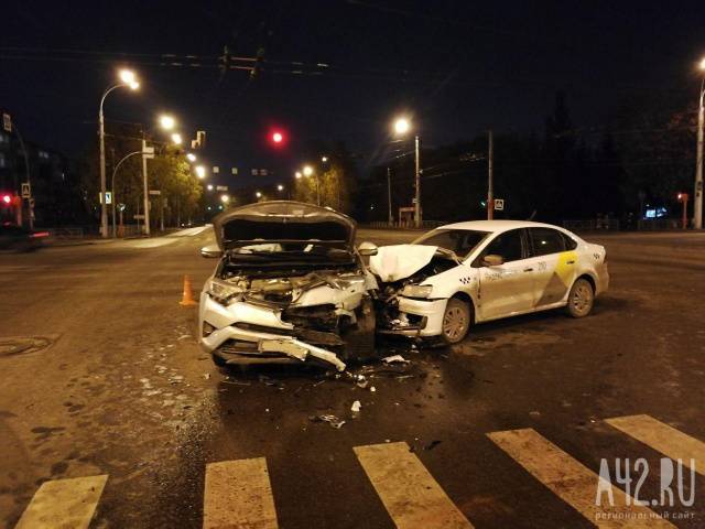 Три человека пострадали в ДТП с такси на кемеровском перекрёстке