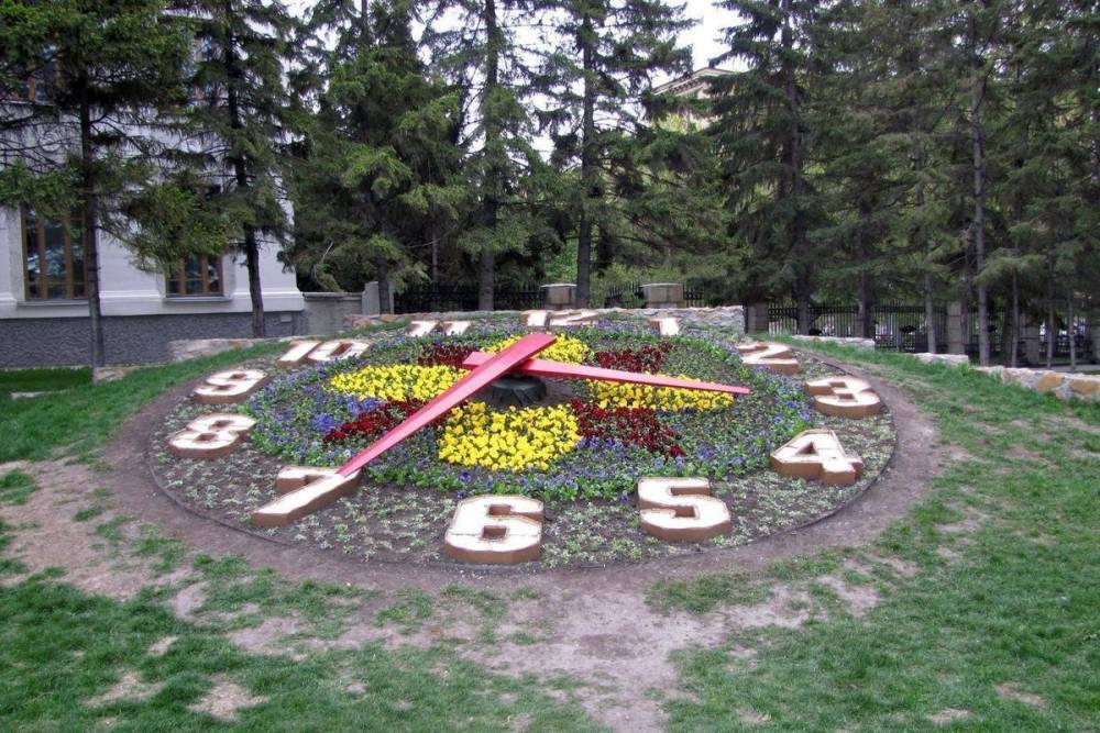 В центре Новосибирска разбирают «Цветочные часы»