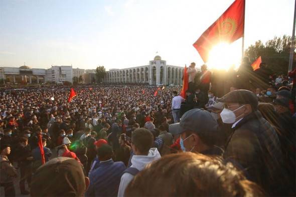 На территории Бишкека введен режим ЧС. В центре города слышны выстрелы