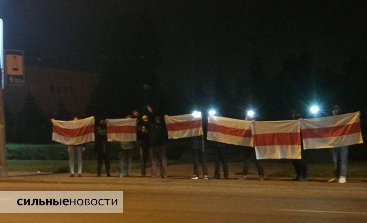 В разных районах Гомеля вечером 11 октября люди выстроились в цепи солидарности — фото, видео