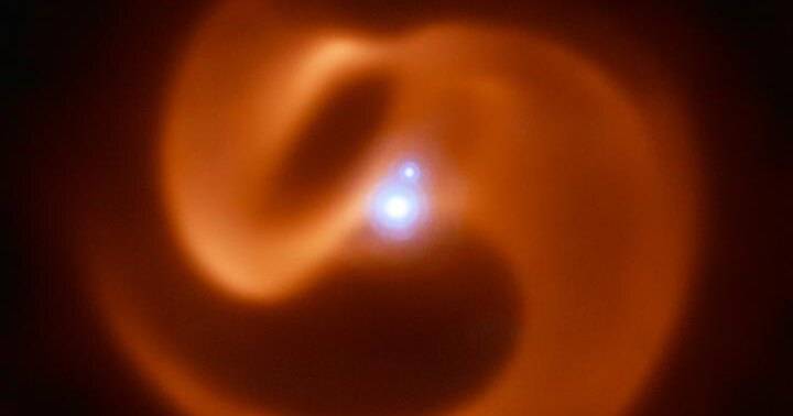 Найдена редчайшая звездная система с необычным пылевым диском