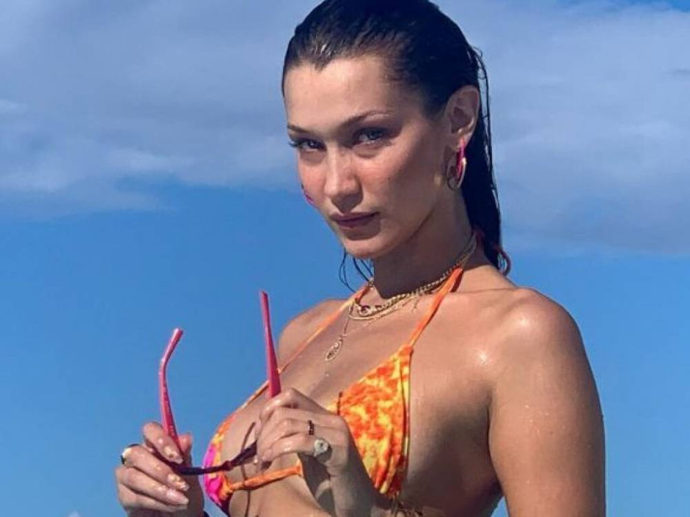Позировала, как для глянца: Модель Белла Хадид отдыхала на пляже в бикини