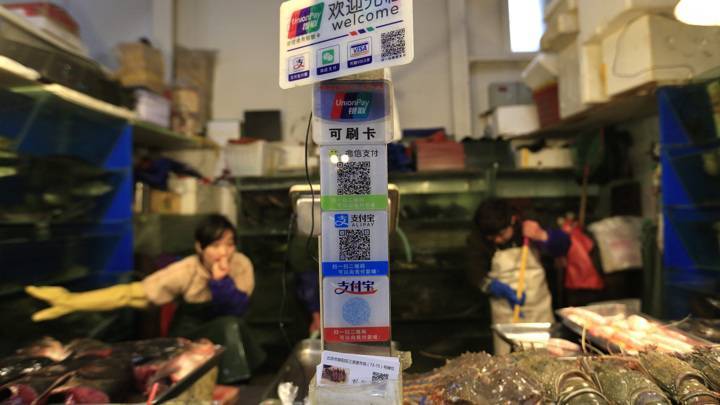 Китайцам начали раздавать "цифровые юани"
