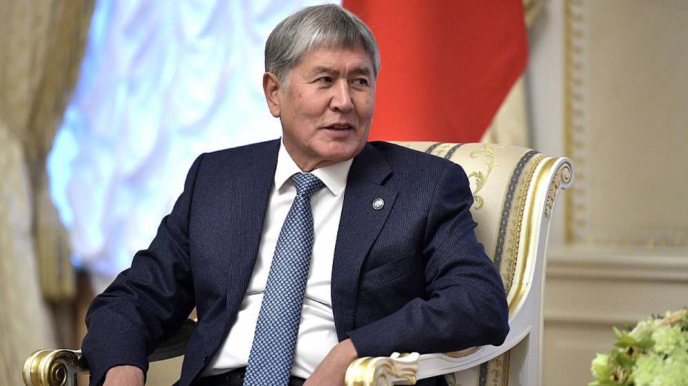 Атамбаев потребовал от президента Киргизии уйти в отставку