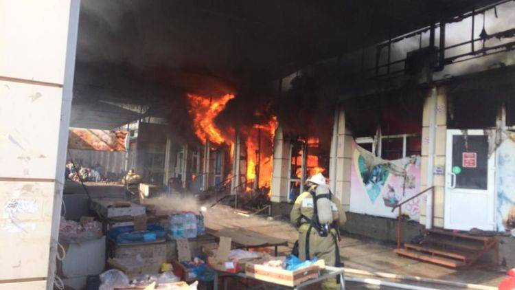 В Ростовской области потушили крупный пожар на рынке – видео