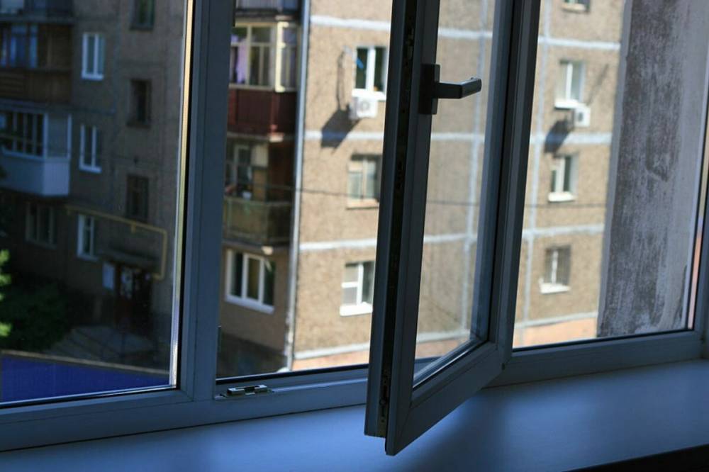 Под Харьковом маленький ребенок оперся о москитную сетку и выпал из окна третьего этажа