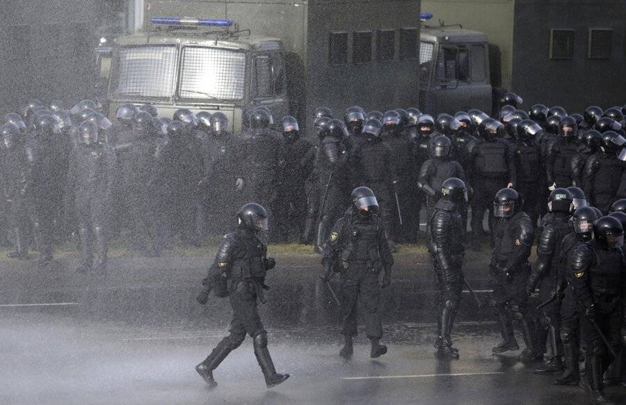 МВД Белоруссии допустило применение боевого оружия против демонстрантов