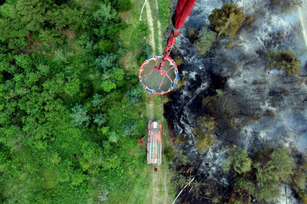 К тушению пожара в Сванетии подключился вертолет