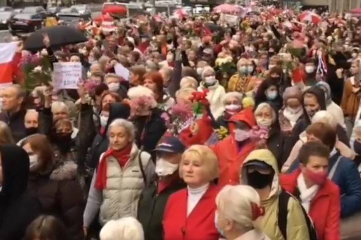 На марше пенсионеров в Минске начались задержания со стрельбой